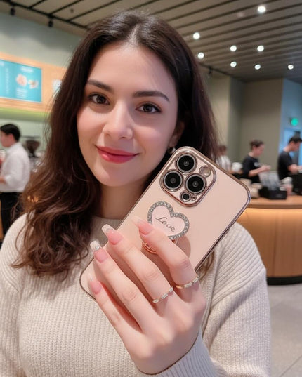 Funda con corazón de cristal – Elegancia y protección en un solo diseño