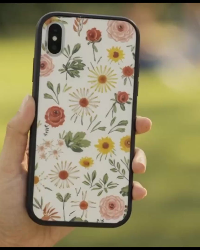 Funda Floral con Mariposas – Dulzura que Protege tu Estilo